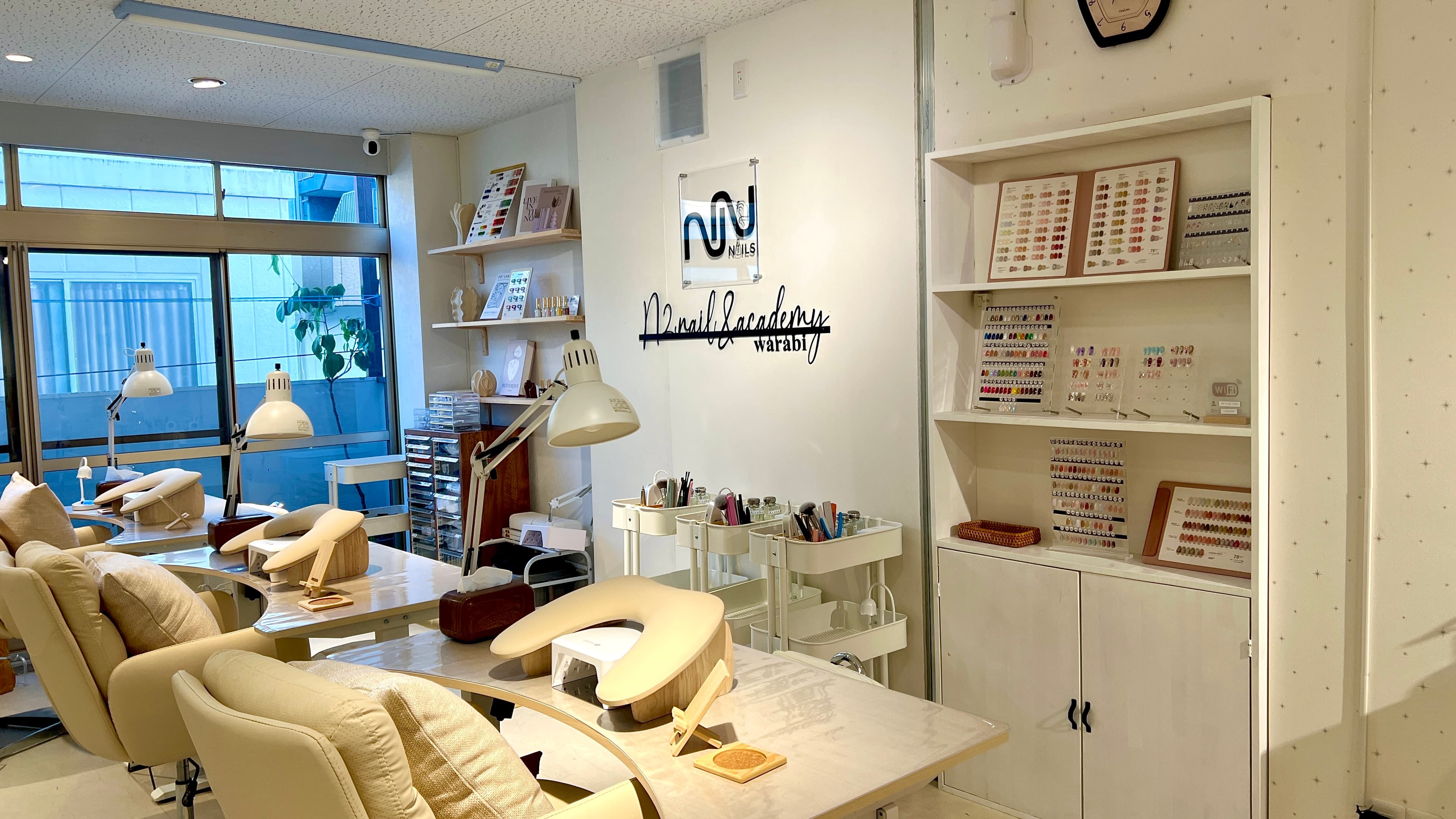 蕨店の明るく落ち着いたネイルサロン店内